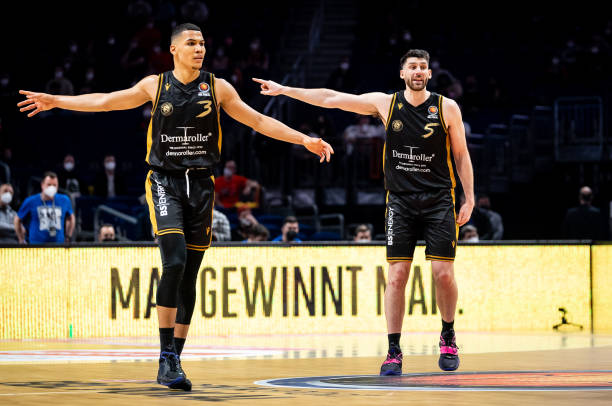 凭借其不懈 凭借其不懈